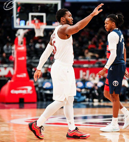 末节狂轰45分逆转!米切尔48分封神 骑士13连胜<a href=/24zhibolq/wizards/ target=_blank class=infotextkey>奇才</a>